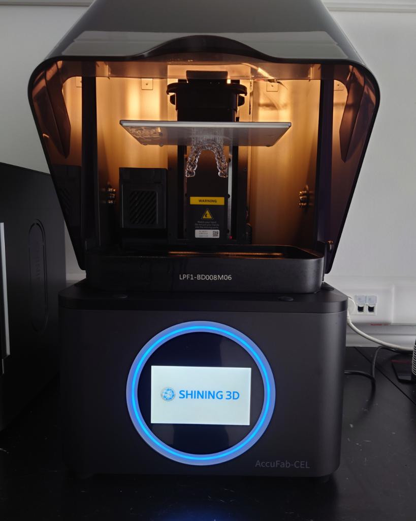 Τρισδιάστατος εκτυπωτής Shining 3D AccuFab-CEL με εκτυπωμένο νάρθηκα