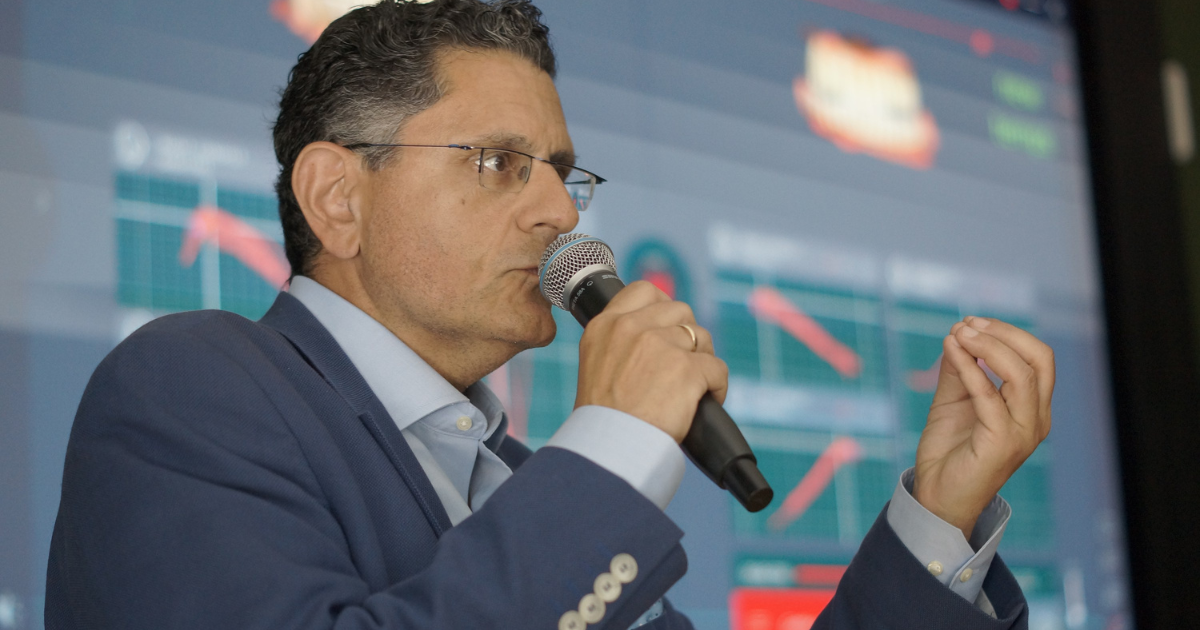 Ο Dr Δημήτρης Σταυρόπουλος μιλά με μικρόφωνο σε σεμινάριο της AID