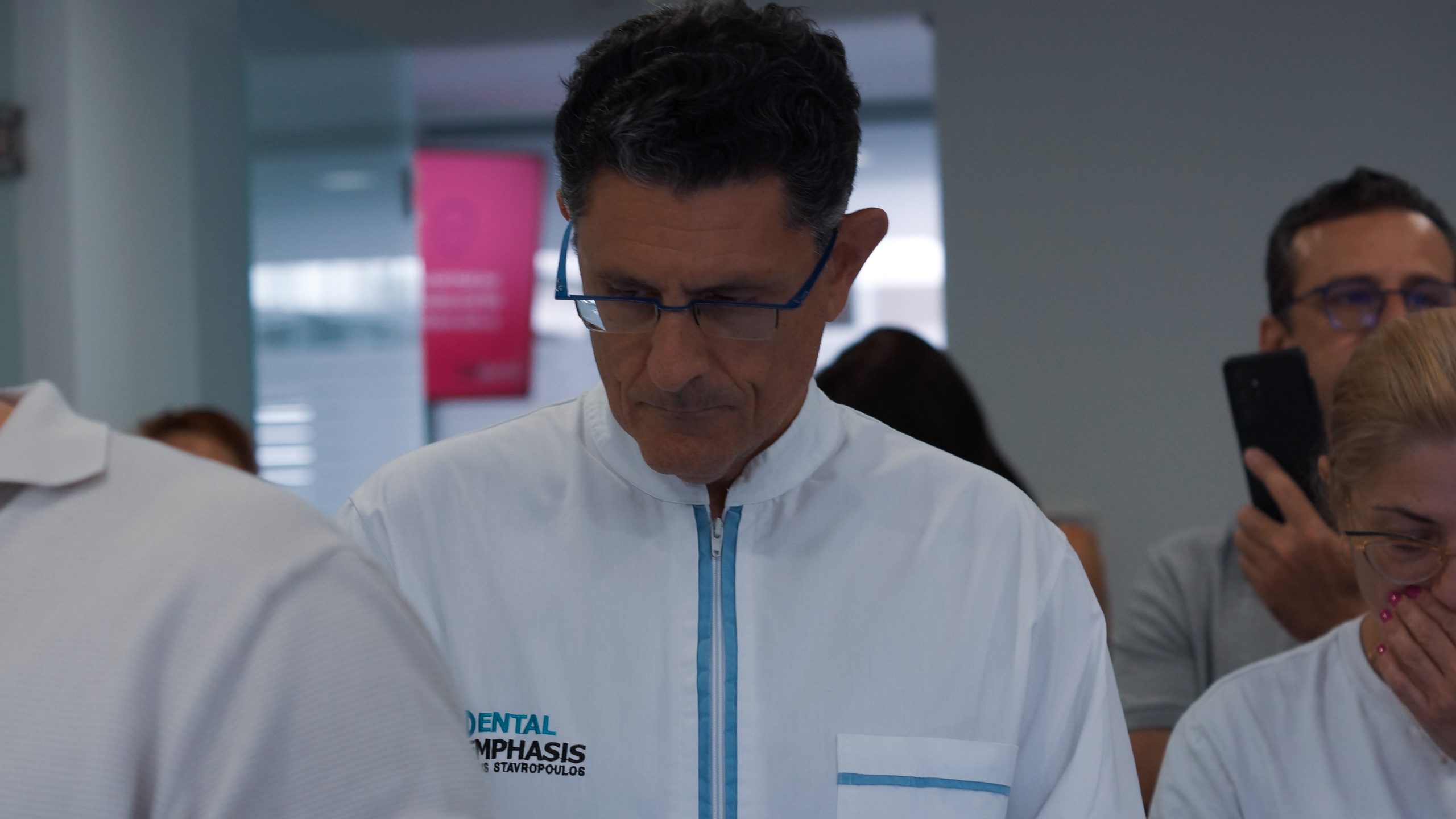 Ο Dr Δημήτρης Σταυρόπουλος με στολή Dental Emphasis σε πρακτικό σεμινάριο