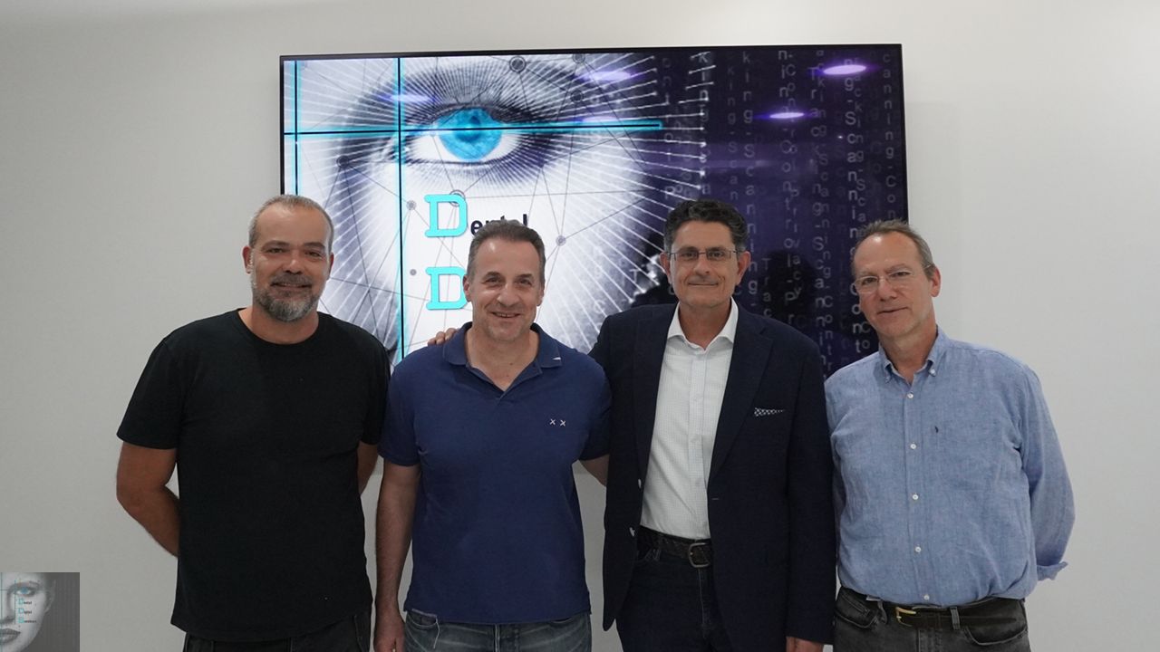 Τέσσερις εισηγητές μπροστά στην οθόνη των Dental Digital Seminars