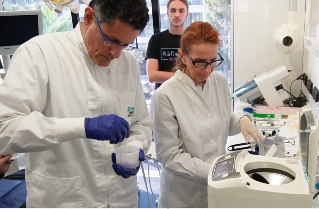 Ο Dr Δημήτρης Σταυρόπουλος και συνεργάτιδα προετοιμάζουν υλικό σε σεμινάριο